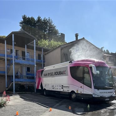 Hôtel du Rocher, Le Caylar, Hérault, proche Aveyron et A 75, chardons bleus