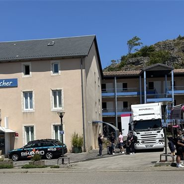 Hôtel du Rocher, Le Caylar, Hérault, proche Aveyron et A 75, cardabelle