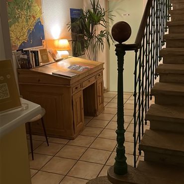 Hôtel du Rocher, Le Caylar, Hérault, proche Aveyron et A 75, cardabelle