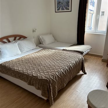 Hôtel du Rocher, Le Caylar, Hérault, proche Aveyron et A75, chambre Séjour Quadruple