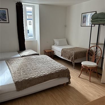 Hôtel du Rocher, Le Caylar, Hérault, proche Aveyron et A75, chambre Séjour Quadruple