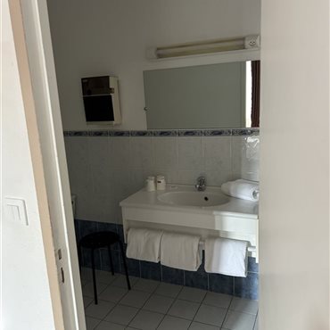 Hôtel du Rocher, Le Caylar, Hérault, proche Aveyron et A75, Salle d'eau séjour